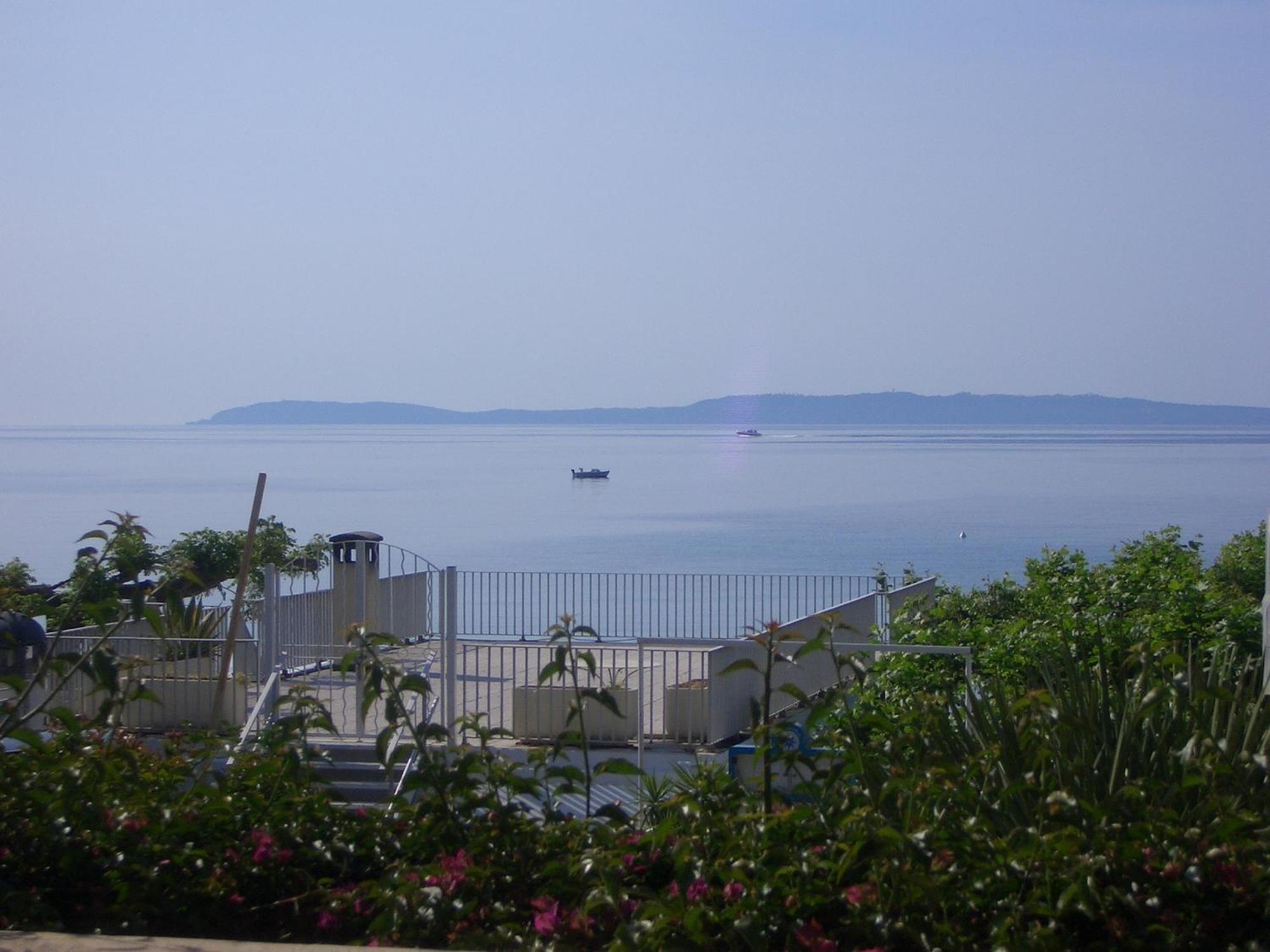 Hôtel Beau Soleil Le Lavandou Exterior foto